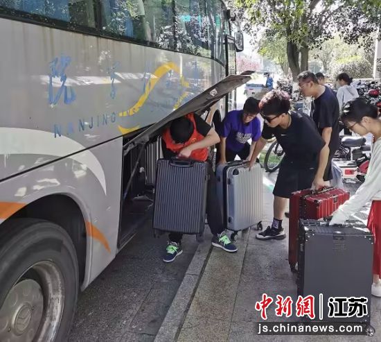 志愿者帮助新生搬运行李 南京工程学院供图